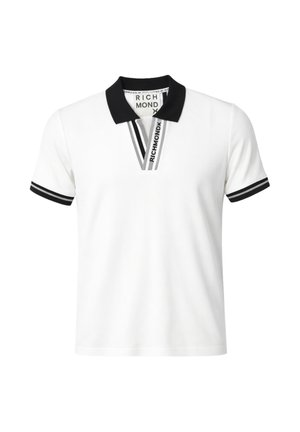 Polo bianca a maniche corte con colletto nero, bordatura a righe nere e grigie sulle maniche e marchio "RICHMOND X" sulla patta.