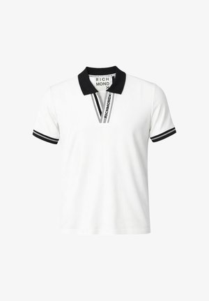 Polo bianca a maniche corte con colletto nero, bordatura a righe nere e grigie sulle maniche e marchio "RICHMOND X" sulla patta.