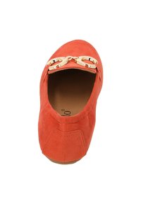 Scarpa slip-on in suede rosso con punta rotonda, caratterizzata da una catena in tono dorato sulla parte anteriore e una fodera interna liscia. Suola piatta.