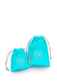 Zwei türkise Stoffschmucktäschchen, eines größer und eines kleiner, mit silbernen Kordeln und einem runden Logo, auf dem steht: "Elli WE ♥ JEWELS."