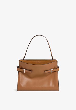 Borsa in pelle marrone con design strutturato, fondo piatto, due cinture laterali e un manico superiore singolo. Texture liscia con bordi a contrasto.