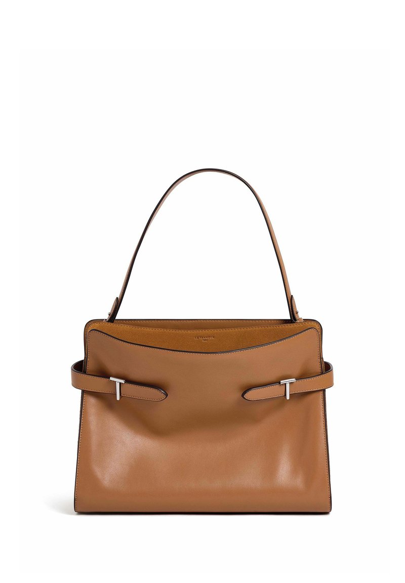 Borsa in pelle marrone con design strutturato, fondo piatto, due cinture laterali e un manico superiore singolo. Texture liscia con bordi a contrasto.