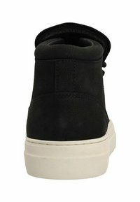 Baskets montantes noires avec un matériau supérieur lisse, un talon texturé et une semelle en caoutchouc blanche. Comprend un système de laçage et un col rembourré.