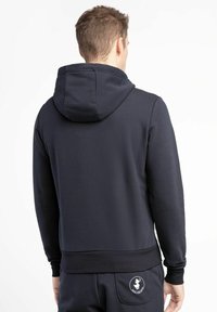 Felpa con cappuccio da uomo di colore blu navy, realizzata in tessuto morbido, con cappuccio regolabile con cordino, polsini a costine e una toppa rotonda sul retro.