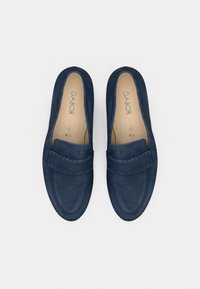 Μοκασίνια από σουέντ σε ναυτικό μπλε χρώμα με κλασικό σχεδιασμό, διακοσμημένα με πλεκτή λεπτομέρεια κατά μήκος του επάνω μέρους και με λείο πέλμα. Μέγεθος 4½.