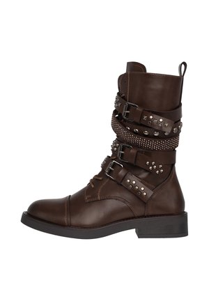 Kastanjebruine leren enkelboot met meerdere banden voorzien van metalen studs en gespen, een ronde neus en een lage, platte hak.