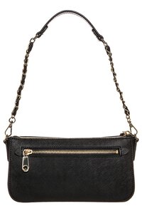 Czarna syntetyczna torebka z zamkiem błyskawicznym w kolorze złota, o teksturowanym wykończeniu i pasku ozdobionym łańcuszkiem, który dodaje stylu i zapewnia dodatkowe wsparcie.