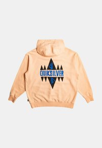 Sudadera color melocotón con un diseño de logo geométrico en negro y azul. Incluye un bolsillo frontal tipo canguro y puños y dobladillo acanalados.