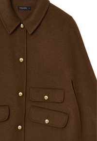 Braune Wollejacke mit einem kragenförmigen Ausschnitt, silbernen Perlenknöpfen und zwei aufgesetzten Taschen mit Knopfklappen für zusätzliche Details.