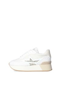 Sneaker bianche con materiale testurizzato, dotate di un accento a forma di stella argentata, lacci bianchi e una suola in gomma color crema con dettagli a motivo geometrico.