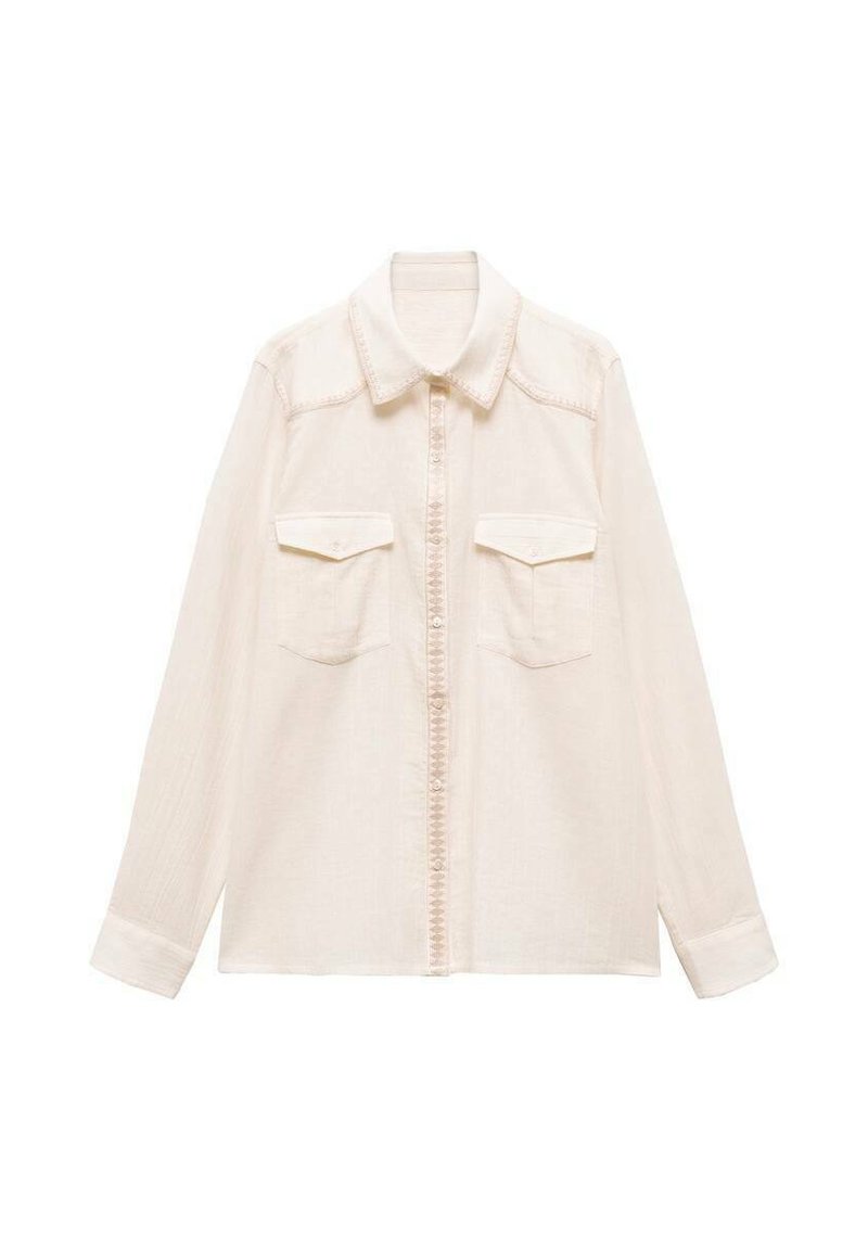 Camicia button-up crema a maniche lunghe con due tasche frontali a pattina, colletto appuntito e cuciture visibili.