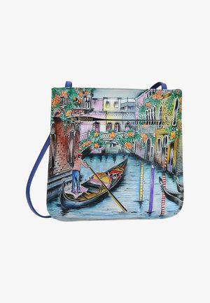 Kunstafdruk schoudertas met een kanaalscène, gondel en levendige bloemen. Gemaakt van synthetisch materiaal met een blauwe strap.