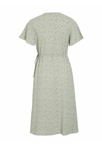 Robe vert clair avec motif floral, manches courtes volantées, ceinture à la taille et ourlet au genou. Tissu doux et léger avec une légère texture.