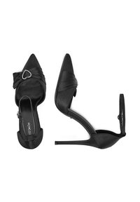 Pantofi cu toc înalt negri din material satinat, cu vârf ascuțit, detaliu de fundiță pe lateral și accent de stras în formă de inimă. Spate deschis cu brățară la gleznă.