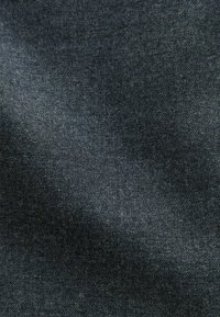 Dunkelblauer Denim-Stoff mit einer dezenten Textur, der eine glatte Oberfläche und leichte Farbvariationen aufweist, was ihm ein klassisches, vielseitiges Aussehen verleiht.