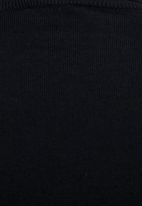 Schwarzer gerippter Stoff mit glatter Oberfläche und einheitlichem Muster, geeignet für verschiedene Bekleidungsanwendungen.