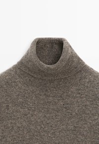 Graubraunes, geripptes Rollkragensweatshirt mit weicher Stricktextur, umgeschlagenem Kragen und feinen Nähdetails.