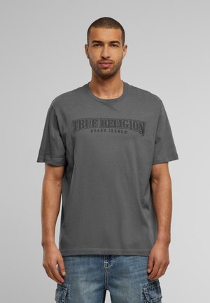 Siva bombažna majica s kratkimi rokavi, na kateri je na prsih v temno sivi barvi natisnjen napis "TRUE RELIGION BRAND JEANS", okrogla izreza.