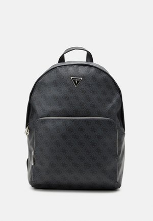Schwarzer Guess-Rucksack mit dezentem Logomuster, Frontreißverschlusstasche und oberem Tragegriff, dargestellt vor einem einfarbigen hellen Hintergrund.