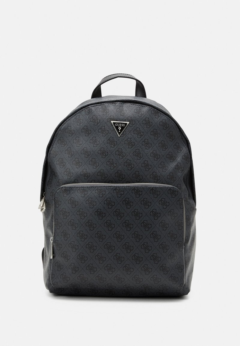 Sac à dos noir Guess avec motif discret de logo, poche avant zippée et poignée supérieure, présenté sur un fond clair uni.