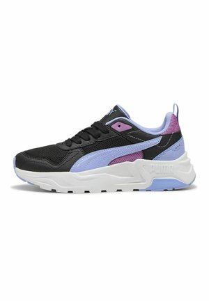 Sneaker Puma nera e viola con dettagli azzurri, suola bianca spessa, tessuto mesh e chiusura con lacci, vista laterale su sfondo bianco.