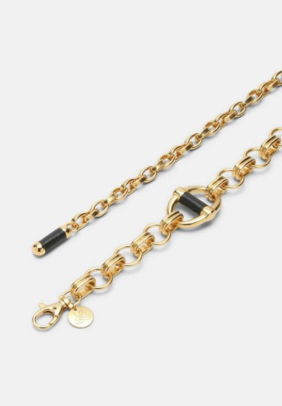 Pulsera de cadena dorada con formas ovaladas enlazadas, cierre de barra, y un detalle negro con acabado pulido. Incluye un pequeño colgante.