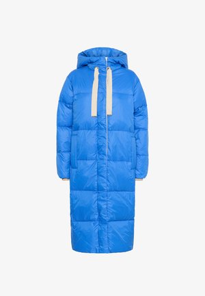 Blå puffjacka med huva, med krämfärgade dragsnören, en lång silhuett, quiltade sektioner och en slät, glänsande textur.