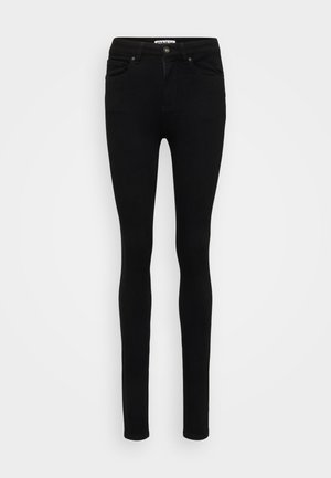 Jean skinny en denim noir avec taille mi-haute, cinq poches et une texture lisse. Fermeture à bouton et à glissière à l'avant.