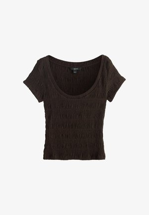 Tumši brūns īss piedurkņu teksturēts crop top ar plašu apaļu izgriezumu un elastīgu, rušētu auduma detaļu.