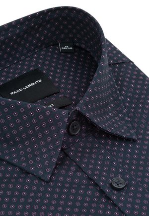 Ciemnobłękitna koszula męska z małym różowym wzorem kwiatowym, zapinana pod szyją, z widoczną metką markową wewnątrz kołnierza.