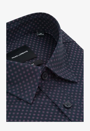 Ciemnobłękitna koszula męska z małym różowym wzorem kwiatowym, zapinana pod szyją, z widoczną metką markową wewnątrz kołnierza.