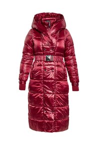 Căciulă roșie cu glugă, talie legată cu un cordon și manșete ribbed. Fabricată dintr-un material lucios, izolat, cu un model matlasat și butoane cu presiune.