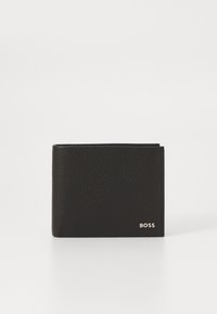 Portefeuille en cuir noir avec une finition texturée, design pliant à deux volets, et logo "BOSS" en argent dans le coin inférieur droit. Style compact et minimaliste.