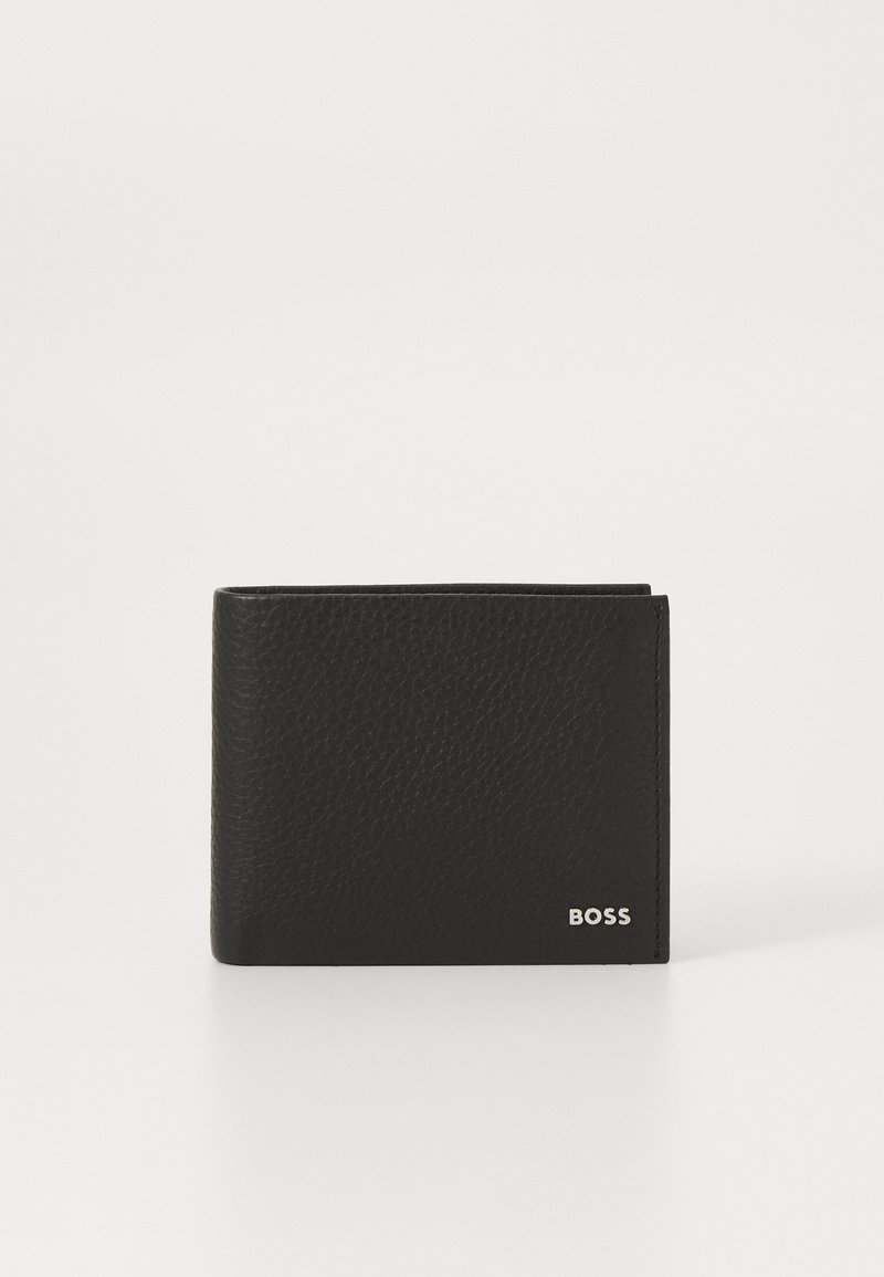 Portefeuille en cuir noir avec une finition texturée, design pliant à deux volets, et logo "BOSS" en argent dans le coin inférieur droit. Style compact et minimaliste.