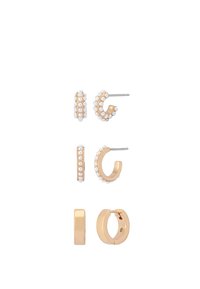 Cuatro pares de pendientes: aros de metal dorado, uno con acentos de perlas y dos con acabados lisos, textura suave y formas variadas.
