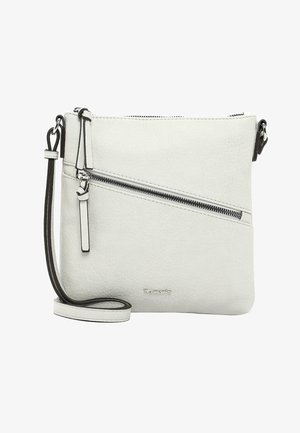 Witte textuur crossbody tas met diagonale zilveren ritszak, lange verstelbare schouderband en twee leren ritsstoppers.