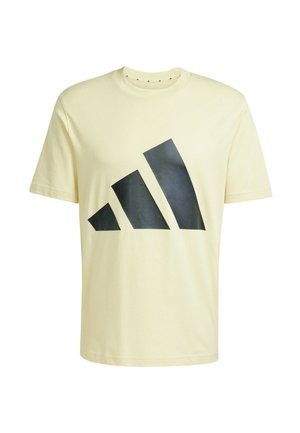 Camiseta de algodón amarillo claro con un gran logo negro de Adidas formado por tres rayas anguladas. Diseño de mangas cortas y cuello redondo.