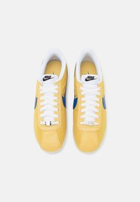 Nike Sportswear CORTEZ - Sportbačiai - infinite gold/game royal/white/black