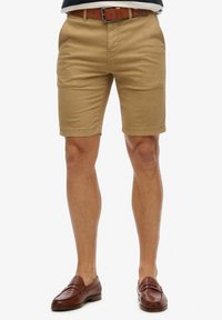 Khaki korte broek van een katoenmix, met een platte voorkant, zijzakken en een rechte snit, gecombineerd met bruine loafers.