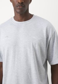 Legacies BENFICA LISSABON GLORIOSO - Marškinėliai su spaudiniu - grey marl