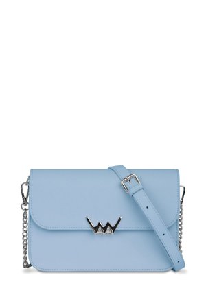 Helles blaues Kunstleder-Crossbody-Bag mit einem Klappenverschluss, silberner Kettenriemen und einem metallischen Logo-Akzent auf der Vorderseite.