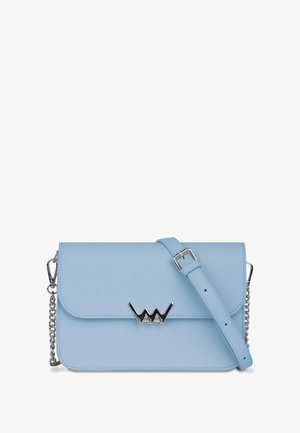 Světle modrá kabelka z faux kůže přes rameno s klopou, stříbrným řetízkem a kovovým logem na přední straně.