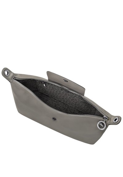 Grau Leder Clutch mit Reißverschluss, mit einer weichen Textur und gemustertem Innenleben. Enthält runde Hardware-Details.