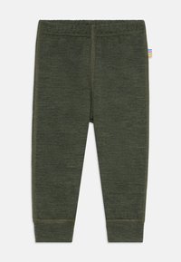 Ciemnozielone niemowlęce legginsy z dzianiny, z mankietami na kostkach i małą, wielokolorową, paskowaną metką po prawej stronie.