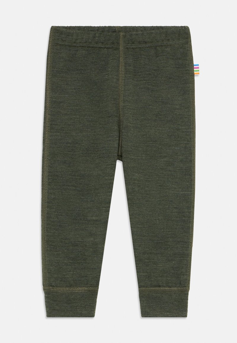 Leggings de bebé em malha verde escura com tornozelos ajustados e uma pequena etiqueta listrada multicolorida do lado direito.
