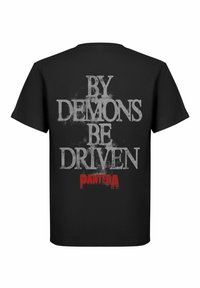 Svart bomulls t-skjorte med stor grå tekst "BY DEMONS BE DRIVEN" og rød "PANTERA" logo på baksiden. Kortermet og med rund halsdesign.