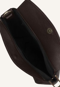Bruine leren tas met een gestructureerde buitenkant, open bovenkant en zwarte binnenkant. Voorzien van een gouden ronde drukknoopsluiting en een zichtbare bandbevestiging.
