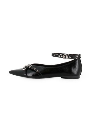 Zapato plano negro con punta afilada, acabado brillante y tira al tobillo con detalles de tachuelas plateadas y hebilla. Construcción ligera.
