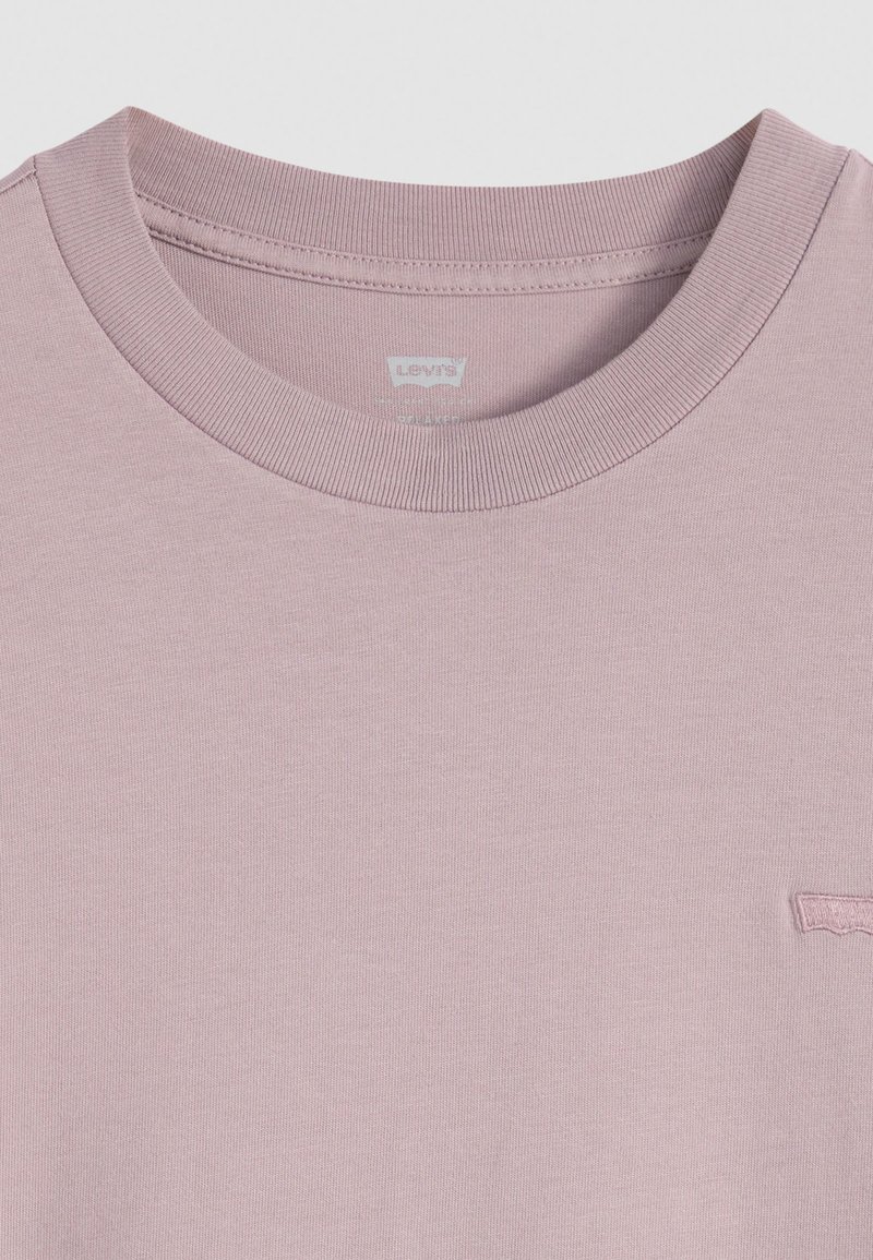 Hellrosa Baumwoll-Sweatshirt mit Rundhalsausschnitt und gerippten Bündchen. Verfügt über ein kleines gesticktes Logo auf der Brust. Weiche Textur.