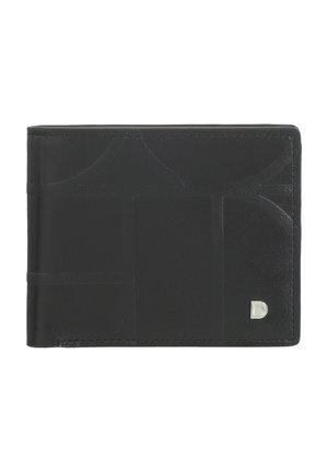Cartera de cuero negro con una textura suave, que presenta un diseño geométrico en relieve y un acento de logotipo metálico plateado. Tamaño compacto, estilo bifold.